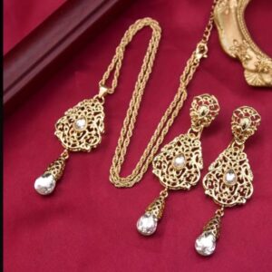 A set of earring and chain for the neck